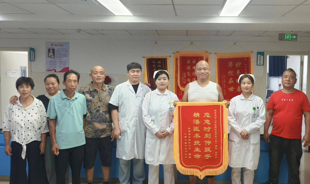 阜阳街头突发！她跪地施救，抢回一条命！